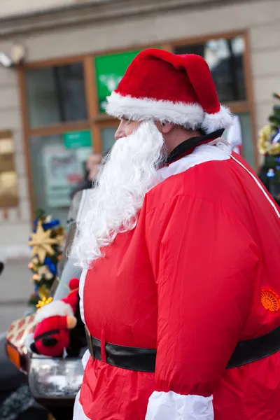 这座城市的街道上很胖的圣诞老人 — 图库照片