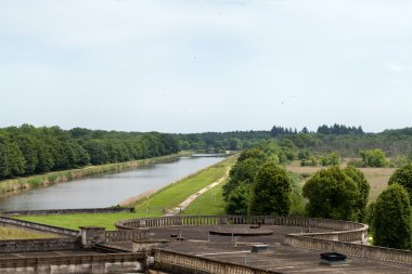 büyük çayır ve kale chambord çevresinde park. Fransa