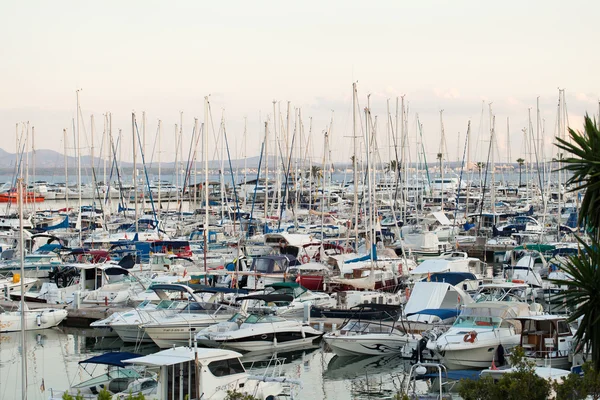 Barcos en descanso en el puerto deportivo —  Fotos de Stock