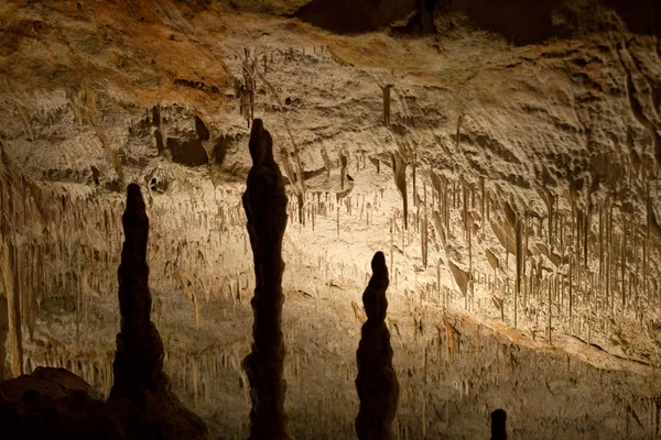 Cavernas de Drach com muitos estalagmites e estalactites. Maiorca, Espanha — Fotografia de Stock