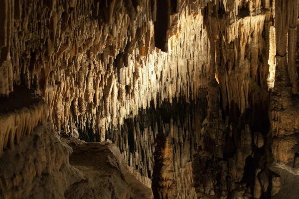 Jaskinie Drach z wieloma stalagmitami i stalaktytami. Majorka, Hiszpania — Zdjęcie stockowe