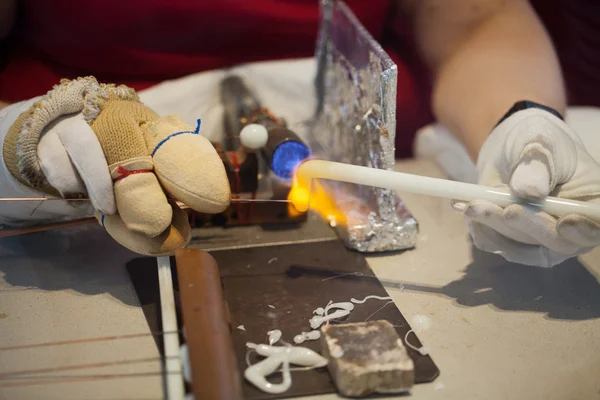 De productie van olijven. De vorming van de bal door de gasbrander — Stockfoto