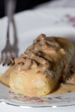 Mantar soslu lahana dolması.