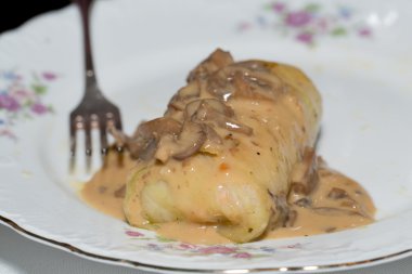 Mantar soslu lahana dolması.