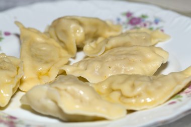 Hamur köfteleri peynir, lahana ve patates dolgulu pastırma.