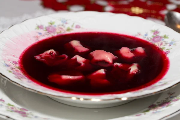 Bortsch rouge aux raviolis aux champignons — Photo