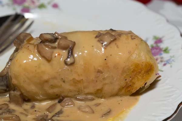 Rotolo di cavolo ripieno con salsa di funghi — Foto Stock