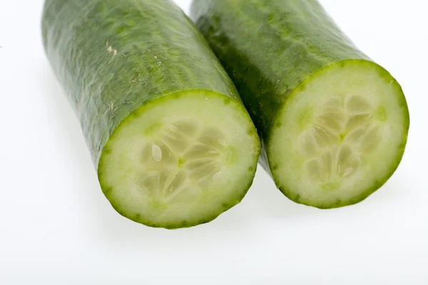 El pepino verde aislado sobre fondo blanco — Foto de Stock