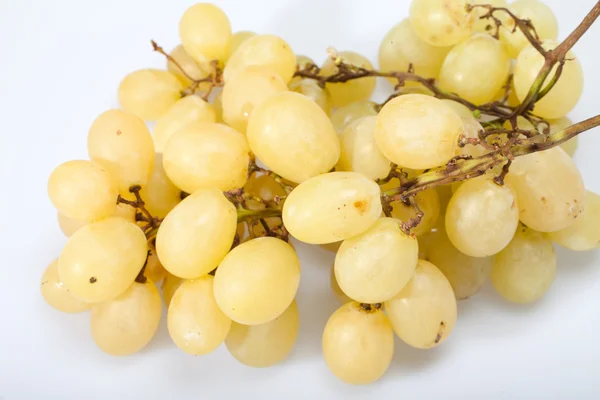 Uvas blancas dulces y maduras aisladas sobre blanco — Foto de Stock