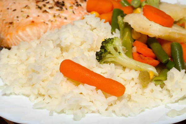 La dieta saludable. El salmón con verduras —  Fotos de Stock