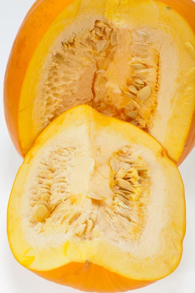 Abóbora laranja fresca isolada sobre fundo branco — Fotografia de Stock