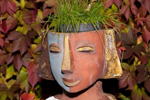 Le pot de fleurs en forme de tête féminine — Photo