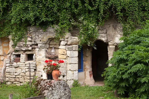 Troglodytes gård smidd i berget nära Saumur. — Stockfoto