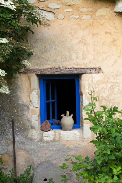 Usedlost troglodytů ukovaných ve skále u Saumuru — Stock fotografie