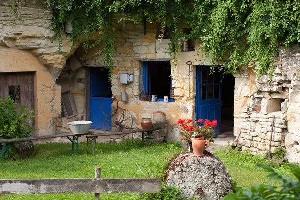 The homestead of troglodytes forged in the rock near Saumur — Stock Photo, Image