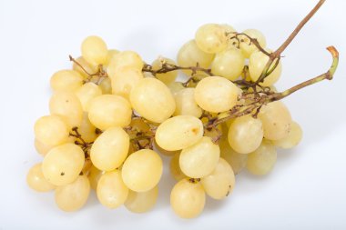 tatlı ve olgun beyaz üzüm üzerine beyaz izole