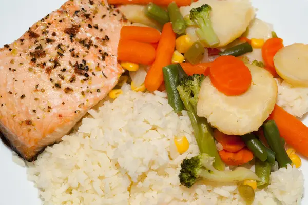 La dieta saludable. El salmón con verduras —  Fotos de Stock