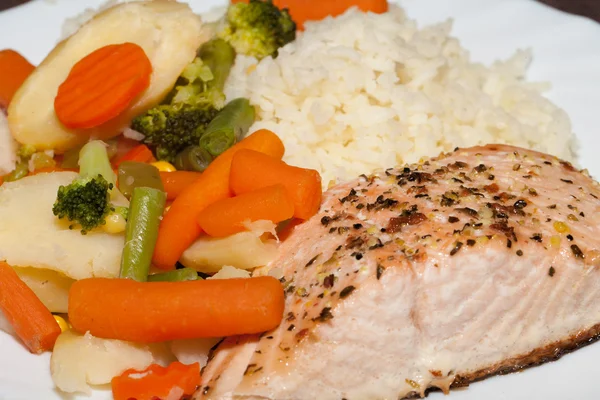 A dieta saudável. O salmão com verduras — Fotografia de Stock