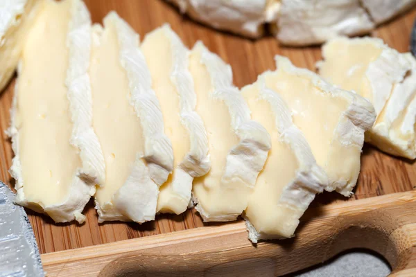 Queijo na tábua de madeira. Fechar — Fotografia de Stock