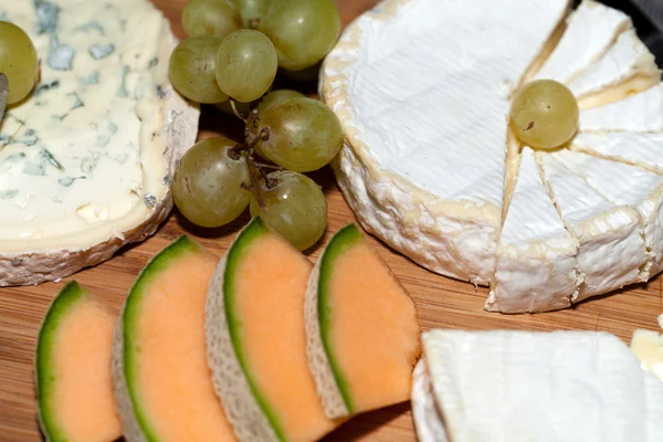 Käse mit weißen Trauben. Nahaufnahme — Stockfoto