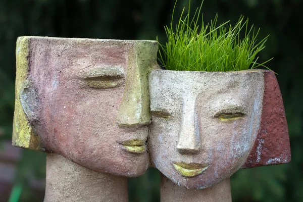 Il vaso di fiori nella forma della testa femminile — Foto Stock