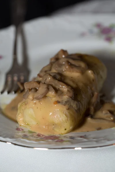 Rotolo di cavolo ripieno con salsa di funghi — Foto Stock