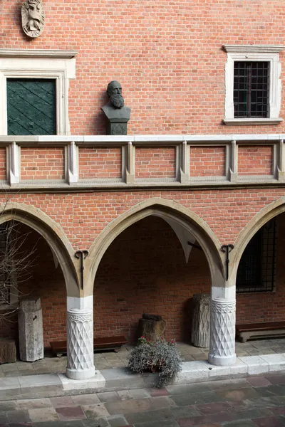 O pátio do colégio Maius da universidade de Jagiellonski em Cracóvia, na Polónia — Fotografia de Stock