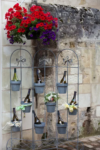 Bottiglie di vino in vasi da fiori - fiori francesi più belli — Foto Stock