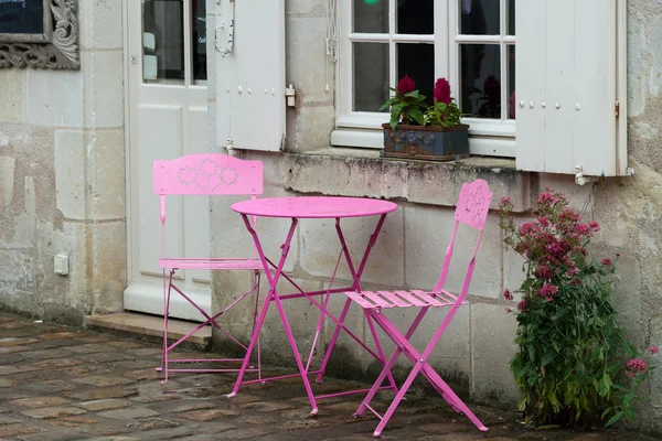 Table rose vide dans le café pendant la pluie — Photo