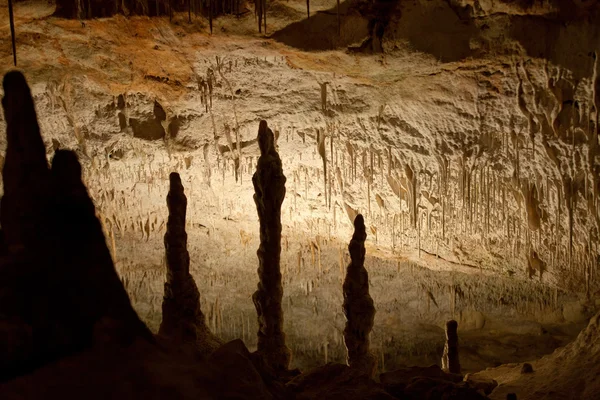 Пещеры Драха со множеством сталагмитов и сталактитов. Майорка, Испания — стоковое фото