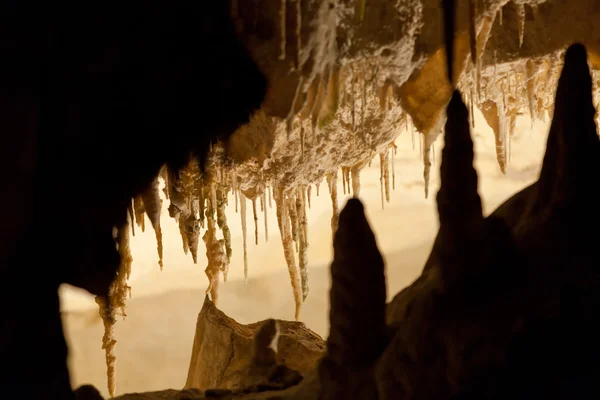 Jaskinie Drach z wieloma stalagmitami i stalaktytami. Majorka, Hiszpania — Zdjęcie stockowe