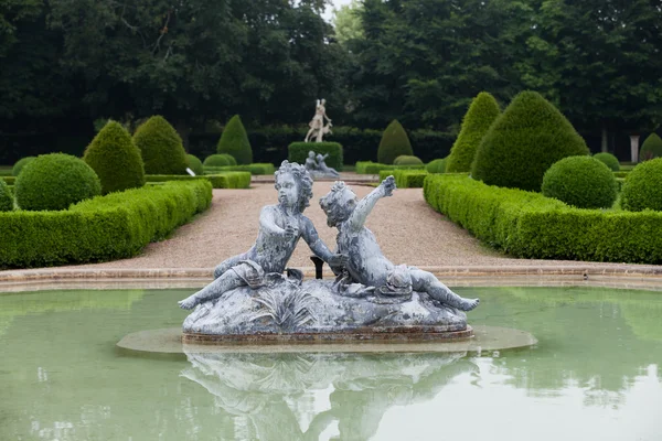 Κήπος και το κάστρο του valencay, στην κοιλάδα loire στη Γαλλία — Φωτογραφία Αρχείου