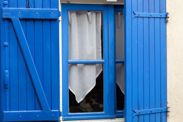 Oude venster met blauwe luiken. — Stockfoto
