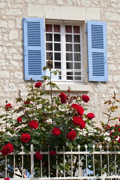 La fenêtre romantique aux roses rouges — Photo