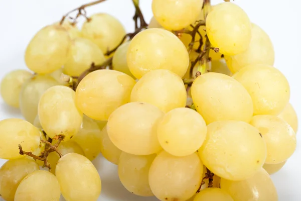Uvas blancas dulces y maduras aisladas sobre blanco — Foto de Stock