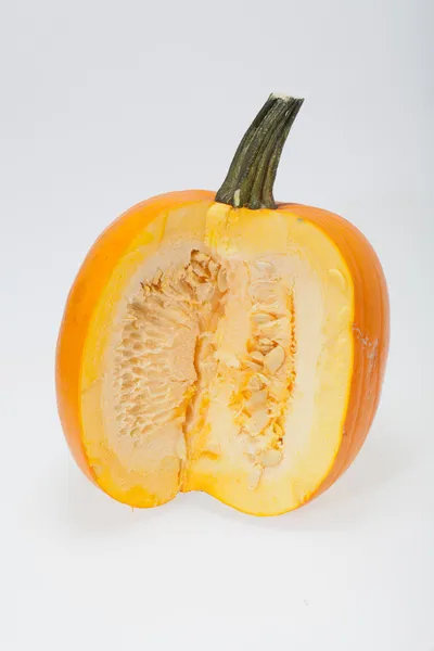 Calabaza naranja fresca aislada sobre fondo blanco —  Fotos de Stock