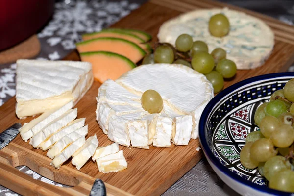 Käse mit weißen Trauben. Nahaufnahme — Stockfoto