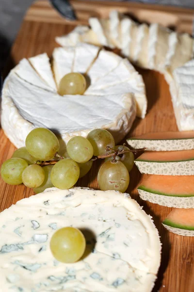 Käse mit weißen Trauben. Nahaufnahme — Stockfoto