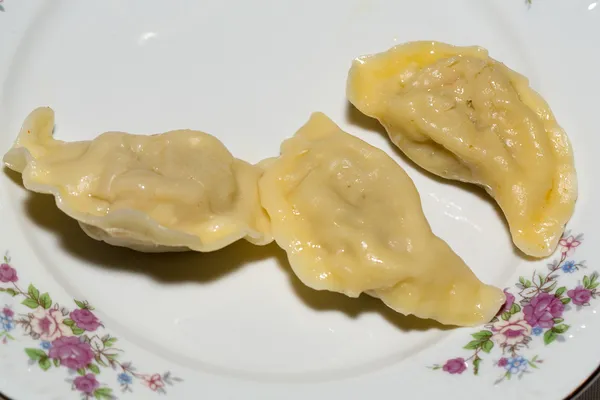 Bolinhos de queijo cheio, repolho e batatas bacon adornado — Fotografia de Stock