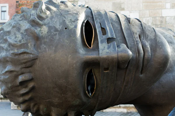 Skulptur av igor mitoraj "eros bendato" på stora torget i Krakow. Polen — Stockfoto