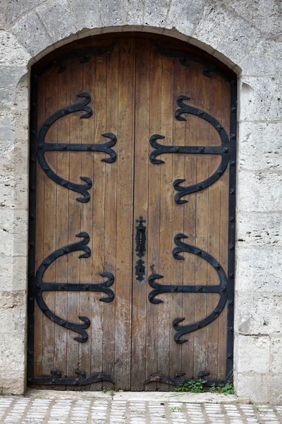 Mooie oude houten deur met ijzeren ornamenten Rechtenvrije Stockfoto's