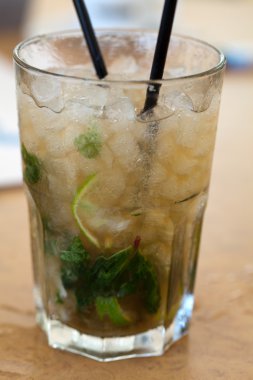bir tablo üzerinde taze mojito