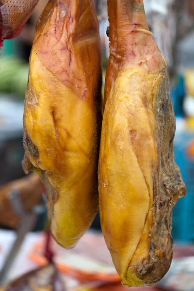 Serrano šunka na Farmářský trh — Stock fotografie