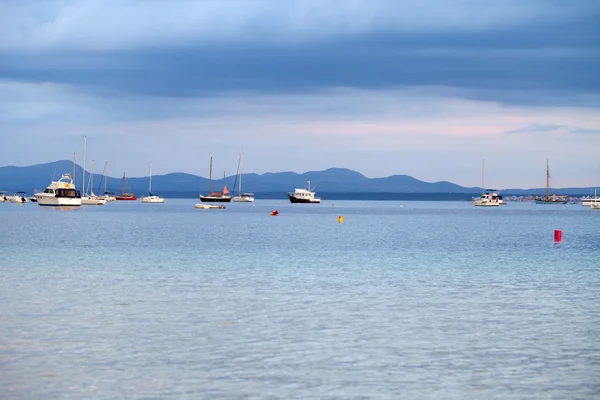 Barcos em repouso na marina — Fotografia de Stock