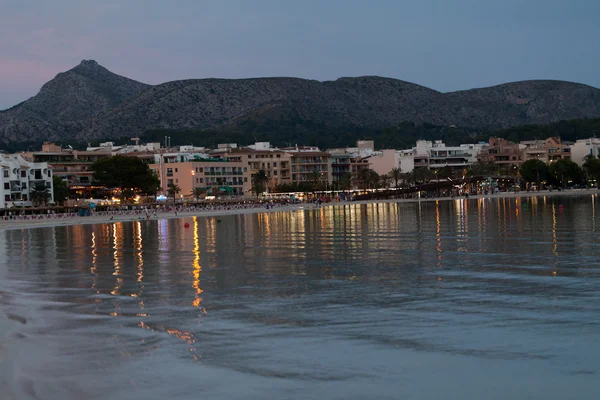 A praia com a noite em Alcudia em Maiorca — Fotografia de Stock