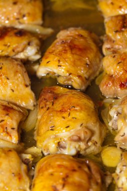 Kızarmış tavuk göğsü ruloları.