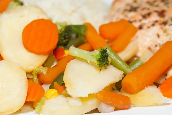 Une alimentation saine. Le saumon aux légumes — Photo