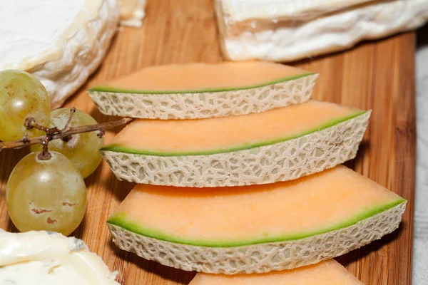 Käse mit weißen Trauben und Melone. Nahaufnahme — Stockfoto