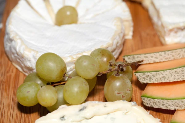 Сир з білим виноградом. крупним планом — стокове фото