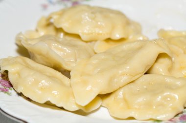 Hamur köfteleri peynir, lahana ve patates dolgulu pastırma.